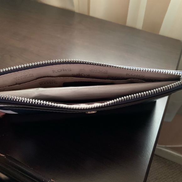 Michael Kors wristlet - Picture 3 of 6